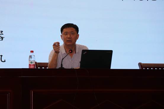 说明: C:\Users\Administrator\Desktop\宿迁泽达职业技术学院人民武装部开展国防教育专题讲座\讲座照片\李先德教授在讲座中.JPG